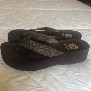 EUC•Yellow Box Flip-flops•Women’s Sz8